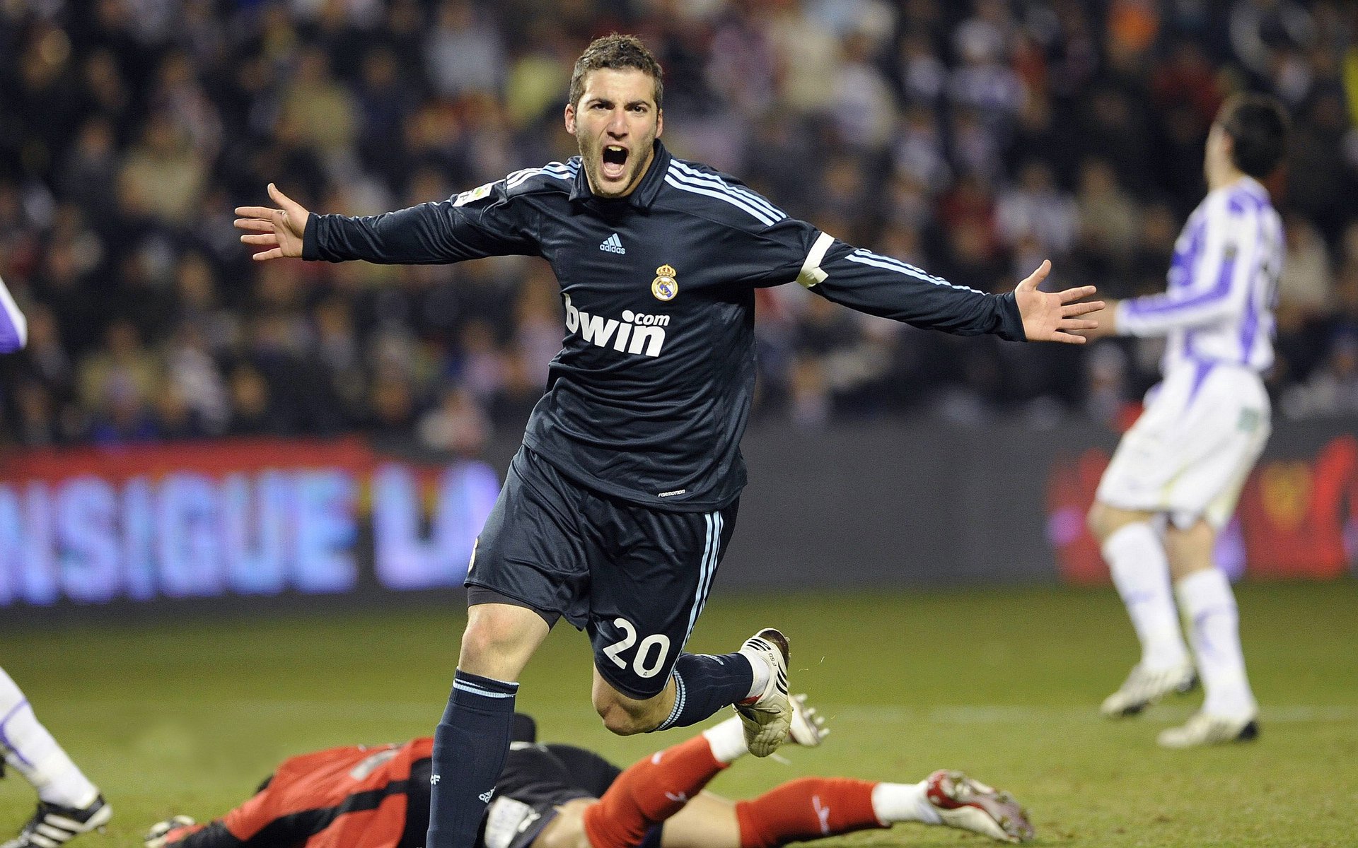 “德甲一路高歌猛进，冠军争夺进入关键期”，德甲最高分夺冠